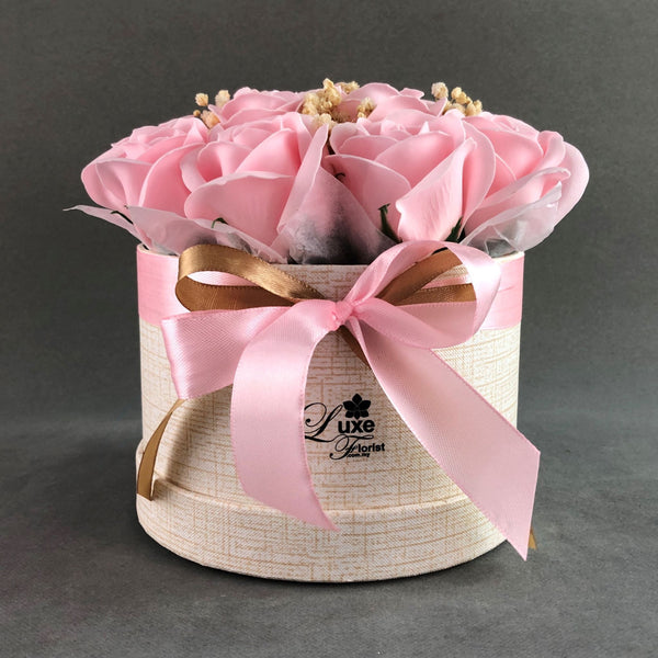 Hatbox made with the Finest Flowers